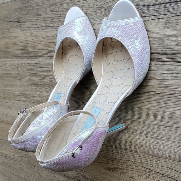 Betsey Johnson White Sequin Peep Toe Stilettos 9.5 Like New - Picture 2 of 7